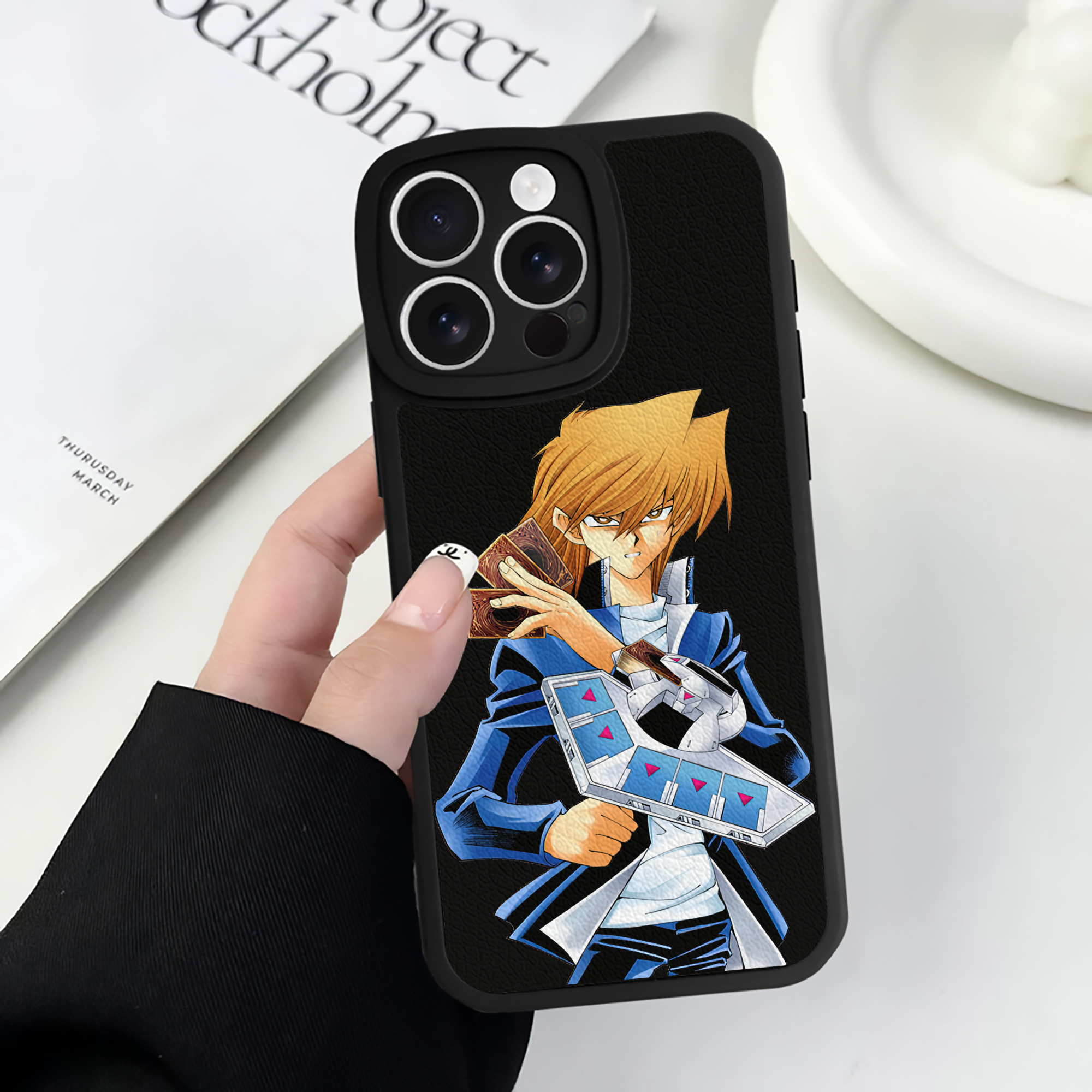 遊☆戯☆王 Yu-Gi-Oh! 【iPhone 16シリーズ対応】シリコンスマホケース（レザー調） 材質：シリコン
